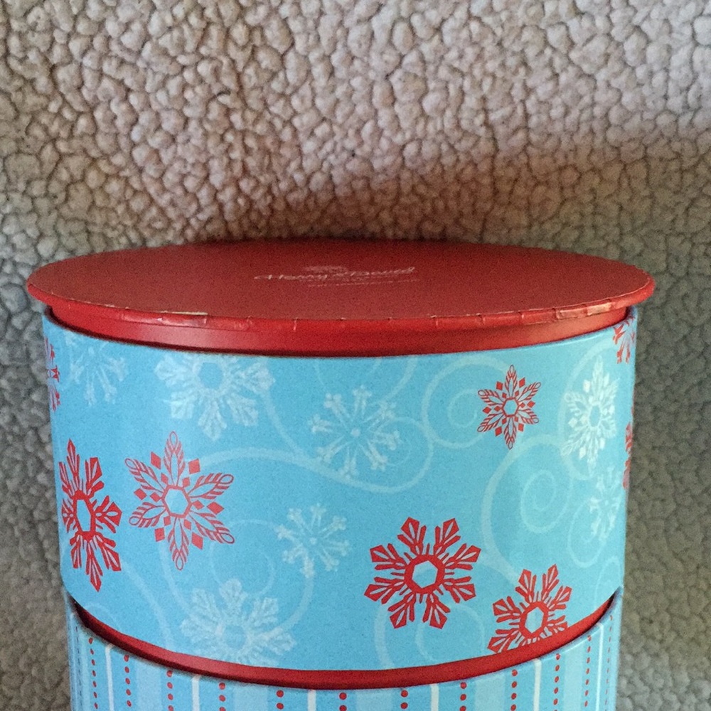 10 / $10 Tower of 3 boxes with snowflake design - Picture 6 of 7